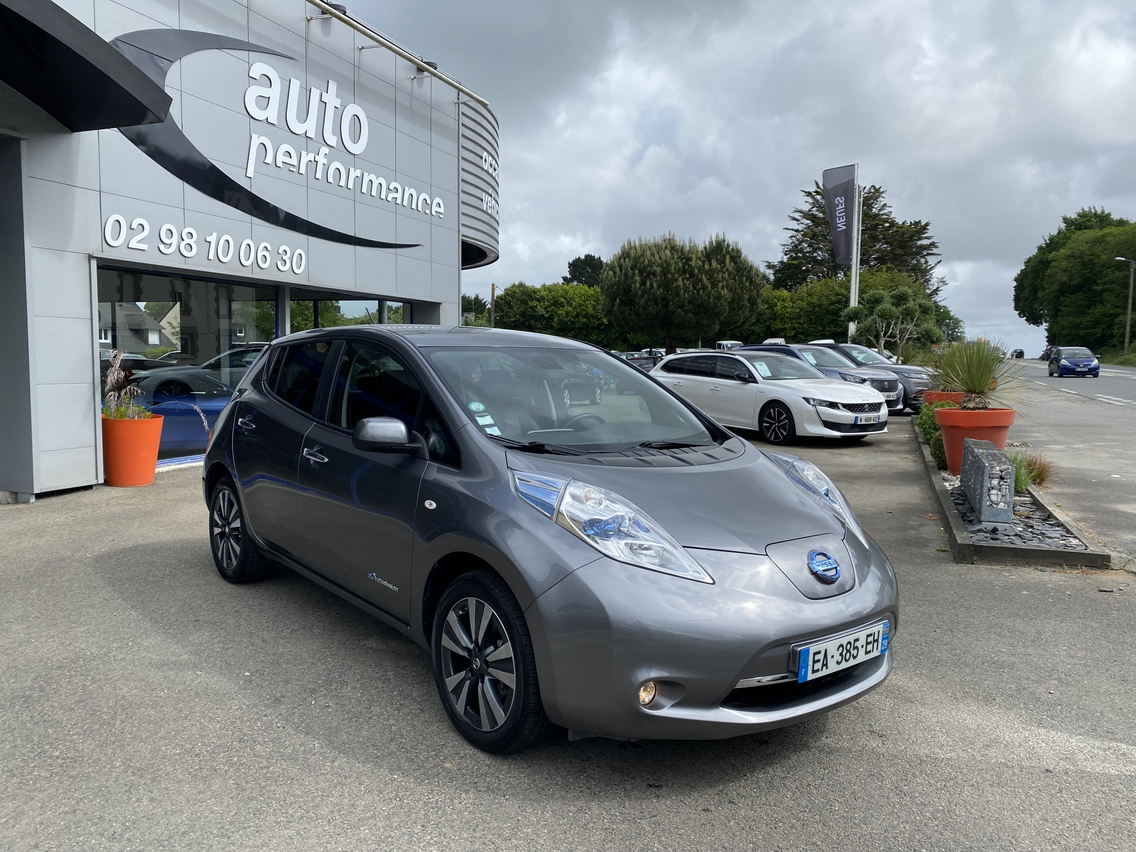 NISSAN LEAF